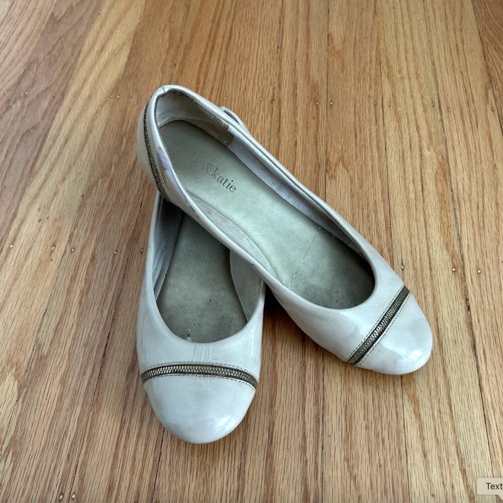 Kelly & Katie beige patent ballet flats size 8